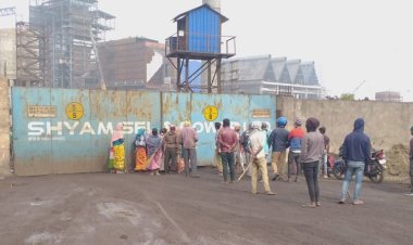 श्याम सेल पाँवर लिमिटेड कर खाने के गेट के समक्ष आदिवासियों का धरना