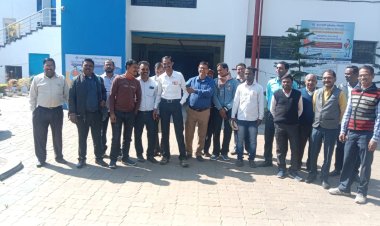 चिटफंड कंपनी सहारा में पैसा लगाने वाले निवेशक ने पश्चिम बर्दवान जिला शासक एस अरुण प्रसाद से मुलाकात की