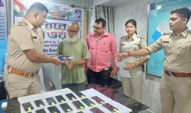 साइबर प्रताड़ना के शिकार लोगों को कोकोवेन थाना पुलिस ने लौटाया मोबाइल एवं रुपए