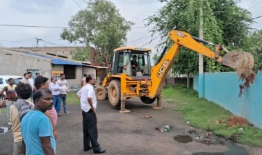 नियामतपुर रेड लाइट एरिया में अवैध पार्किंग पर चला बुलडोजर, पार्षद ने जटाया विरोध