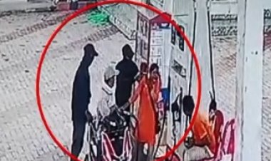 पेट्रोल भर रही महिला कर्मी पर रिवाल्वर तान दिया