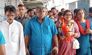 कोलकाता से आसनसोल स्टेशन पहुंचे जितेंद्र तिवारी, समर्थकों ने गाजे बाजे के साथ किया भव्य स्वागतआसनसोल