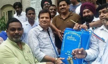 दो वाणिज्यिक संगठनों ने आसनसोल नगर निगम दी स्प्रे मशीन