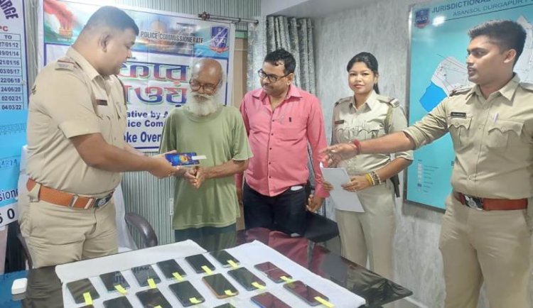 साइबर प्रताड़ना के शिकार लोगों को कोकोवेन थाना पुलिस ने लौटाया मोबाइल एवं रुपए