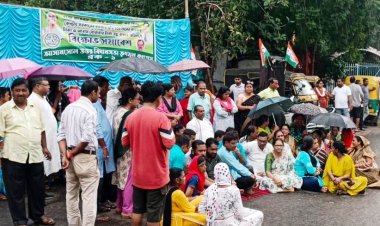 तृणमूल कर्मियों द्वारा किया गया धरना प्रदर्शन