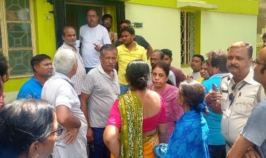 लोगों का गुस्सा फूट पड़ा, पार्षद के घर पहुंच जताया विरोध