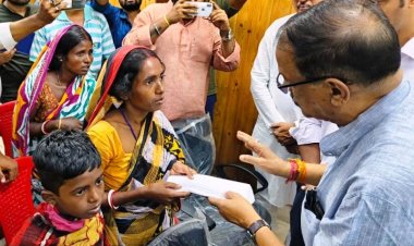 धंसान में दबकर मरनेवालों के आश्रित को दिया गया 2-2 लाख का चेक