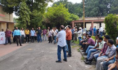 दुर्गापुर स्टील फैक्ट्री में दो का निलंबन वापस लेने की मांग पर सात श्रमिक संगठनों का विरोध