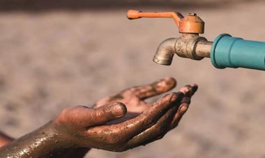 4 माह से पानी के लिए तरस रहे लोगों ने किया बोरो कार्यालय का घेराव