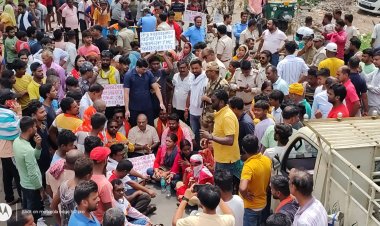 पानी दो वरना छोड़ दो गद्दी का नारा लगाकर किया रोड जाम