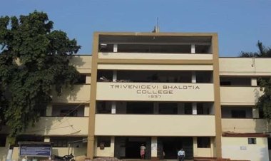 छात्रा से मांगे रुपए, की छेड़छाड़, मामला हुआ राजनीतिक