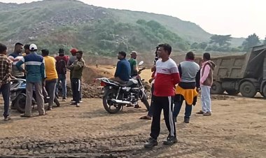 विभिन्न मांगों को लेकर ग्रामीणों ने किया प्रदर्शन उत्पादन किया बंद