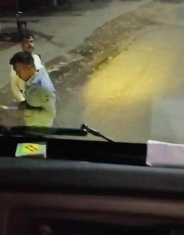 सड़क पर वसूली करना सिविक वॉलिंटियर को पड़ा महंगा, हुआ सस्पेंड, अधिकारी पर कार्यवाही क्यों नहीं ?