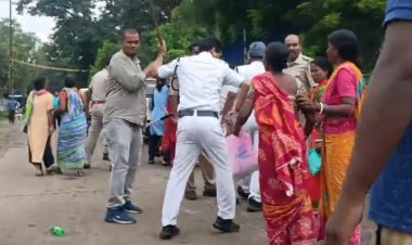 धरने पर बैठी महिलाओं पर महिला पुलिस ने नहीं पुरुष पुलिस अधिकारियों ने बरसाई लाठीयां