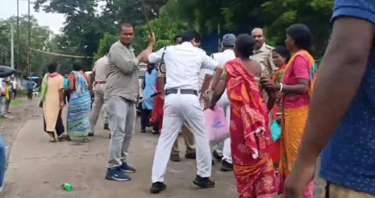 धरने पर बैठी महिलाओं पर महिला पुलिस ने नहीं पुरुष पुलिस अधिकारियों ने बरसाई लाठीयां