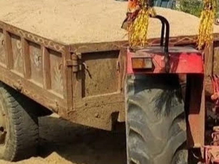 प्रशासनिक पाबंदी के बावजूद बालू चोरी, डंपर की जगह ट्रेक्टर का उपयोग, अवैध बालू लदे 2 ट्रैक्टर जब्त