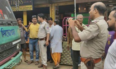 दो बसों में आगे निकलने की होड़ में हादसा, बाल-बाल बचे कई