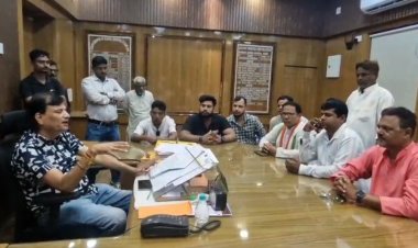 कांग्रेस पार्टी के और से आसनसोल नगर निगम के मेयर विधान उपाध्याय को ज्ञापन सोपा गया