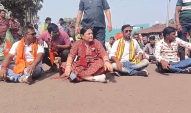 रास्ता मरम्मत को लेकर आसनसोल दक्षिण के विधायक ने किया रास्ता जाम