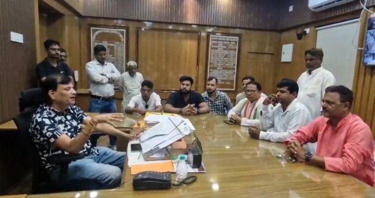 कांग्रेस पार्टी के और से आसनसोल नगर निगम के मेयर विधान उपाध्याय को ज्ञापन सोपा गया