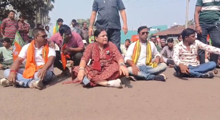 रास्ता मरम्मत को लेकर आसनसोल दक्षिण के विधायक ने किया रास्ता जाम