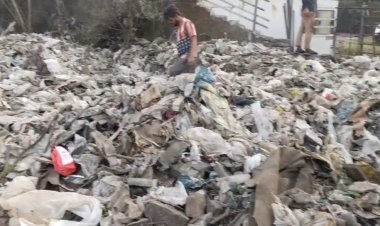 शोरूम के कचड़ा के कारण राष्ट्रीयराज्य मार्ग दो पर हो सकती है दुर्घटना