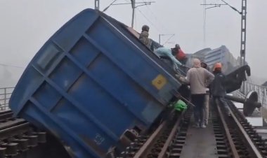 बिहार के जमुई मे हुआ रेल हादसा सीमेंट लेकर जा रही मालगाड़ी के 16 डब्बे पटरी से उतरे अप और डाउन लाईन बाधित