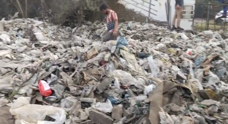 शोरूम के कचड़ा के कारण राष्ट्रीयराज्य मार्ग दो पर हो सकती है दुर्घटना