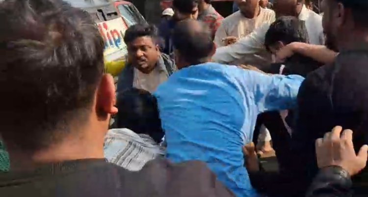 आसनसोल मे टोटो और ऑटो चालक मे हिंसक झड़प जमकर चले लात घुसे  सिग्नल पर पास नही देने के कारन शुरू हुआ था