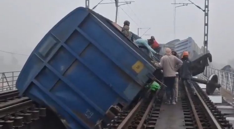 बिहार के जमुई मे हुआ रेल हादसा सीमेंट लेकर जा रही मालगाड़ी के 16 डब्बे पटरी से उतरे अप और डाउन लाईन बाधित