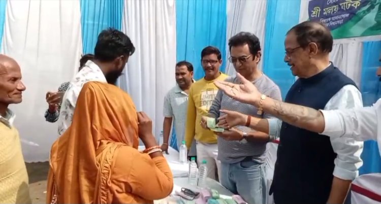 नगर निगम के वार्ड  संख्या 76 नंबर क्षेत्र में चश्मा वितरण मलय घटक के नेतृत्व में किया गया