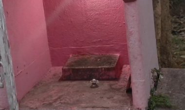 प्राचीन मंदिर में तोड़फोड़ घटनास्थल पर पुलिस प्रशासन और पार्षद पहुंची