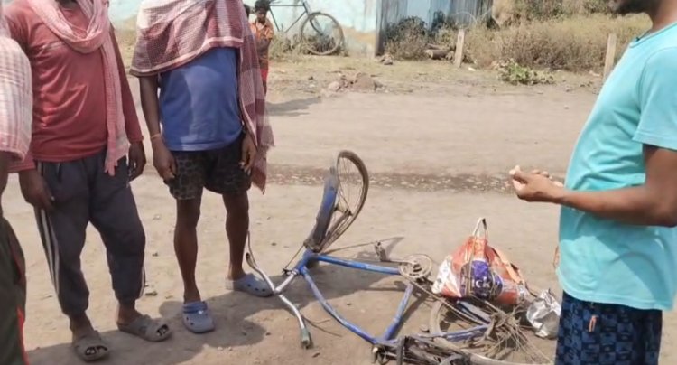 तिराट में बालू लदे डंपर की चपेट में आकर साइकिल सवार की मौत आक्रोश लोगों ने सड़क जाम कर किया प्रदर्शन