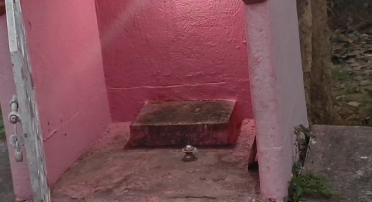 प्राचीन मंदिर में तोड़फोड़ घटनास्थल पर पुलिस प्रशासन और पार्षद पहुंची