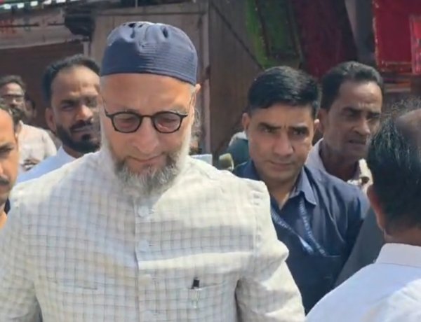 प्रत्याशी दानिश अजीज के साथ असदुद्दीन ओवैसी पीर बाबा के मजार पहुंचे