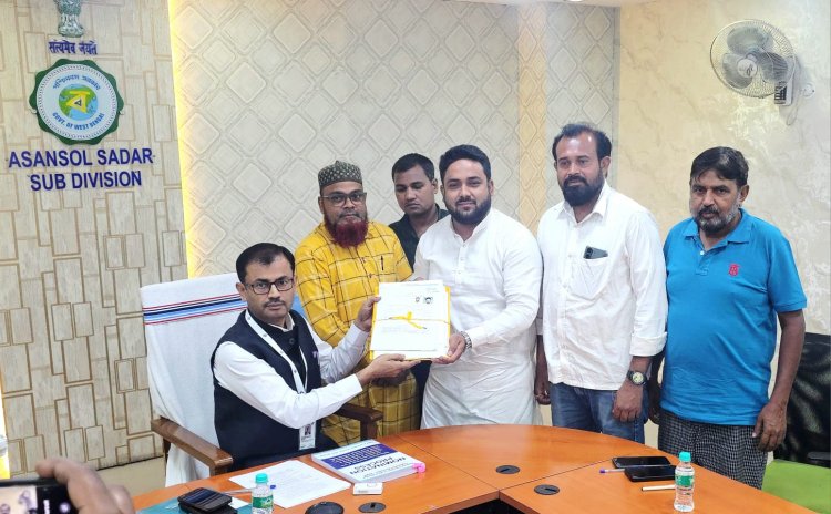 एआइएमआइएम पार्टी के और से दानिश अजीज ने नामांकन दाखिल किया