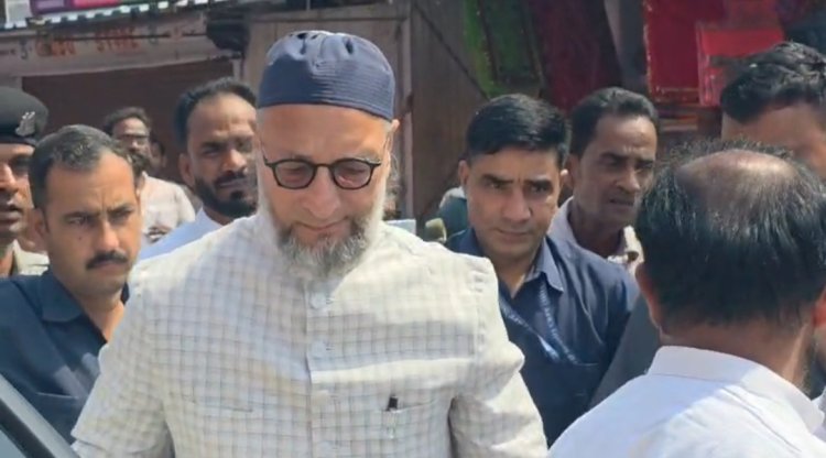 प्रत्याशी दानिश अजीज के साथ असदुद्दीन ओवैसी पीर बाबा के मजार पहुंचे