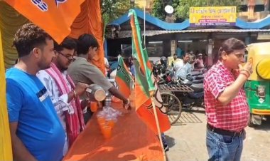 पश्चिम बंगाल में पहली बीजेपी सरकार का जश्न आसनसोल में बंटी झालमुड़ी और शरबत