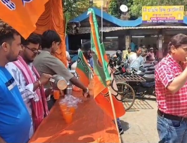पश्चिम बंगाल में पहली बीजेपी सरकार का जश्न आसनसोल में बंटी झालमुड़ी और शरबत