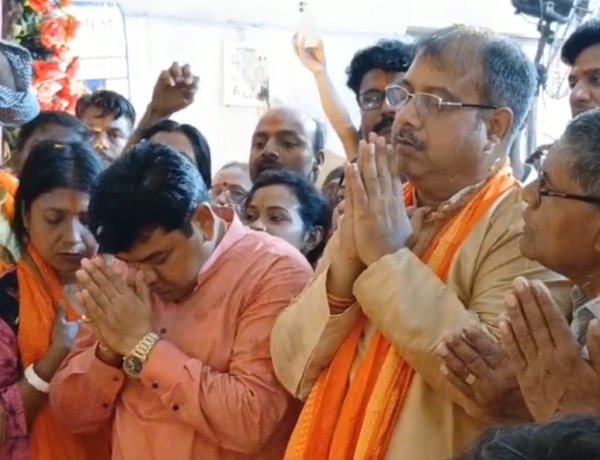 आसनसोल बस्तीन बाजार दुर्गा मंदिर में विधायक ने की पूजा अर्चना