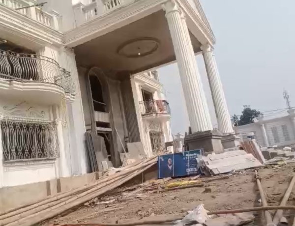 पूर्व बालू माफिया गुरु पदों का बंगलों