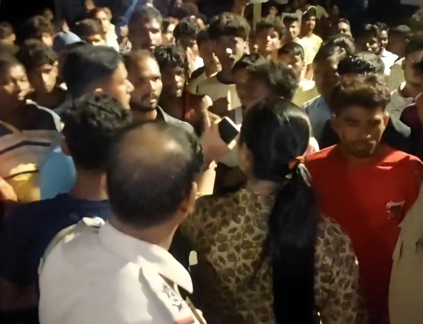 जिला परिषद सभाधिपति के बेटे पर युवती से दुर्व्यवहार का आरोप घर में तोड़फोड़ न्याय की मांग पर सड़क पर उतरे लोग 