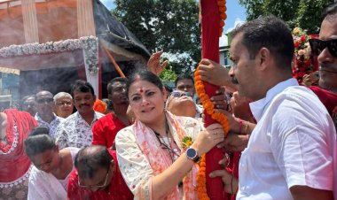 ढाक बजाकर बर्नपुर में खंभ पूजा की शुरुआत मंत्री अग्निमित्रा पाल ने दिया बड़ा संदेश