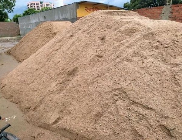 बालू व्यवसाय मलय पंजा 300 गाड़ी बालू स्टॉक कर रखे है