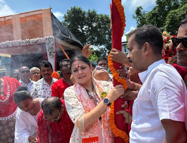 ढाक बजाकर बर्नपुर में खंभ पूजा की शुरुआत मंत्री अग्निमित्रा पाल ने दिया बड़ा संदेश