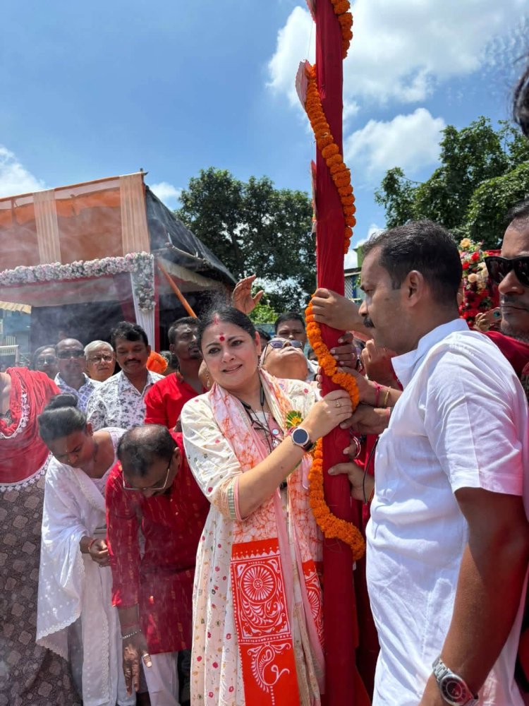 ढाक बजाकर बर्नपुर में खंभ पूजा की शुरुआत मंत्री अग्निमित्रा पाल ने दिया बड़ा संदेश