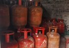 गैस सिलेंडर जमा रखने का मामला सामने आया है