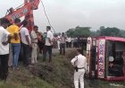 दो पहिया वाहन बचाने के चक्कर में मिनीबस ने खोया अपना आपा,महिला और बच्चा घायल