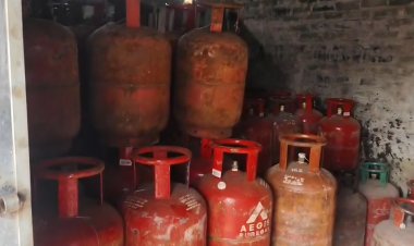 गैस सिलेंडर जमा रखने का मामला सामने आया है
