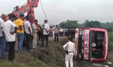 दो पहिया वाहन बचाने के चक्कर में मिनीबस ने खोया अपना आपा,महिला और बच्चा घायल